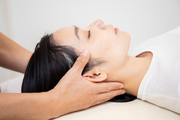 頭の裏を施術する様子